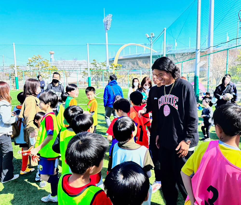 初瀬亮選手(ヴィッセル神戸)とサッカーイベントを楽しむ子どもたち